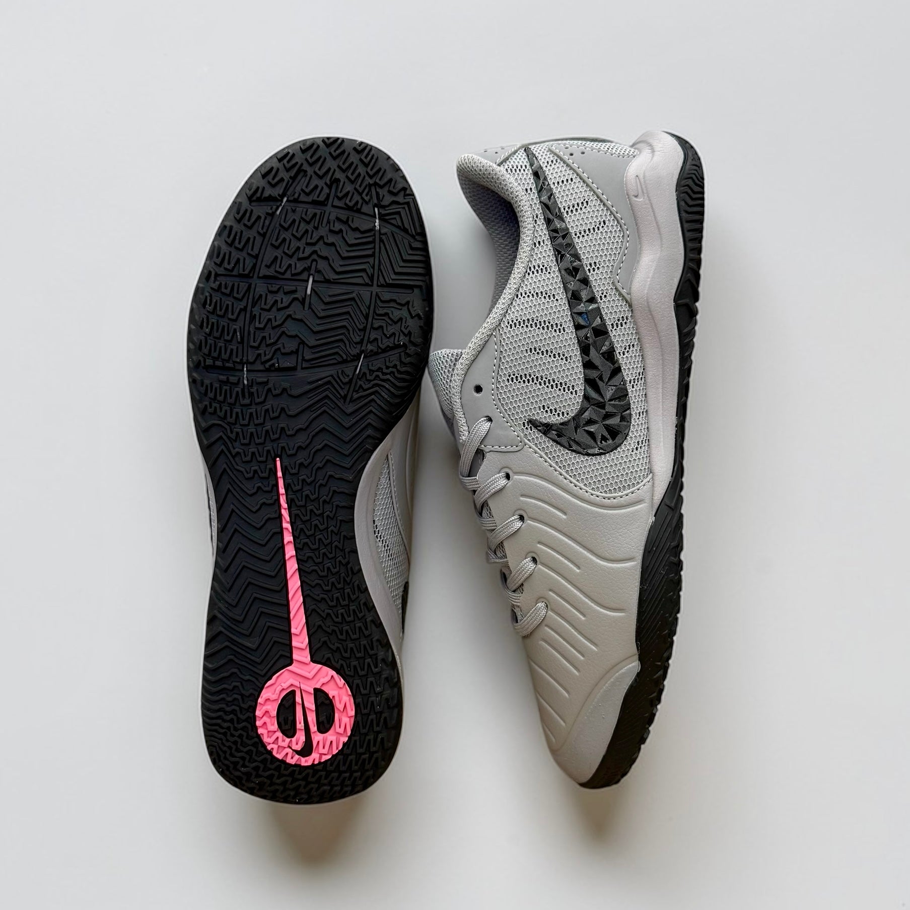 FUTSAL NIKE TIEMPO GRIS NEGRO