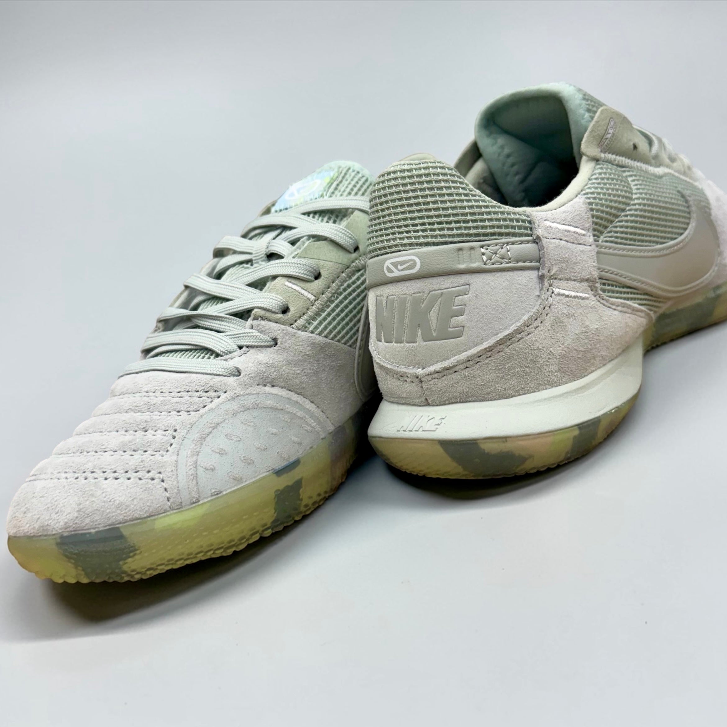 FUTSAL NIKE STREET GATO GRIS CLARO