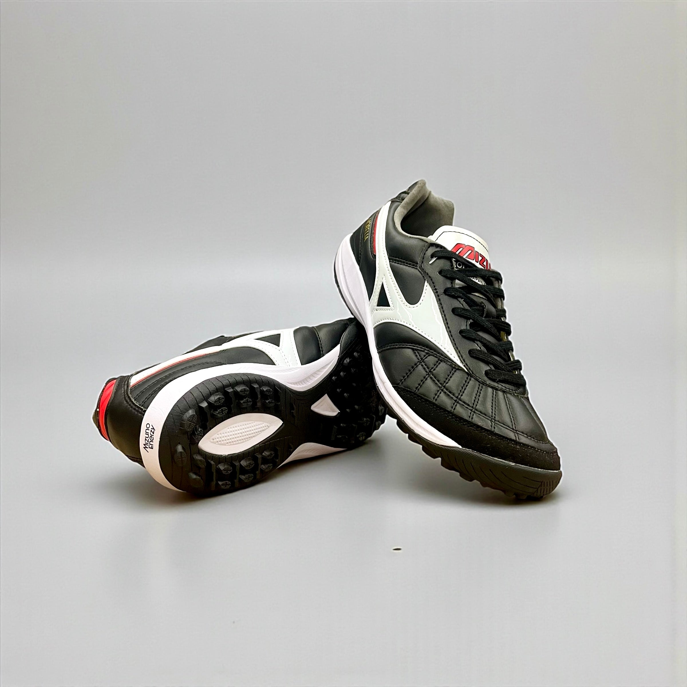 MIZUNO MORELIA II AS/TF CUERO CANGURO BLANCO Y NEGRO SINTÉTICA