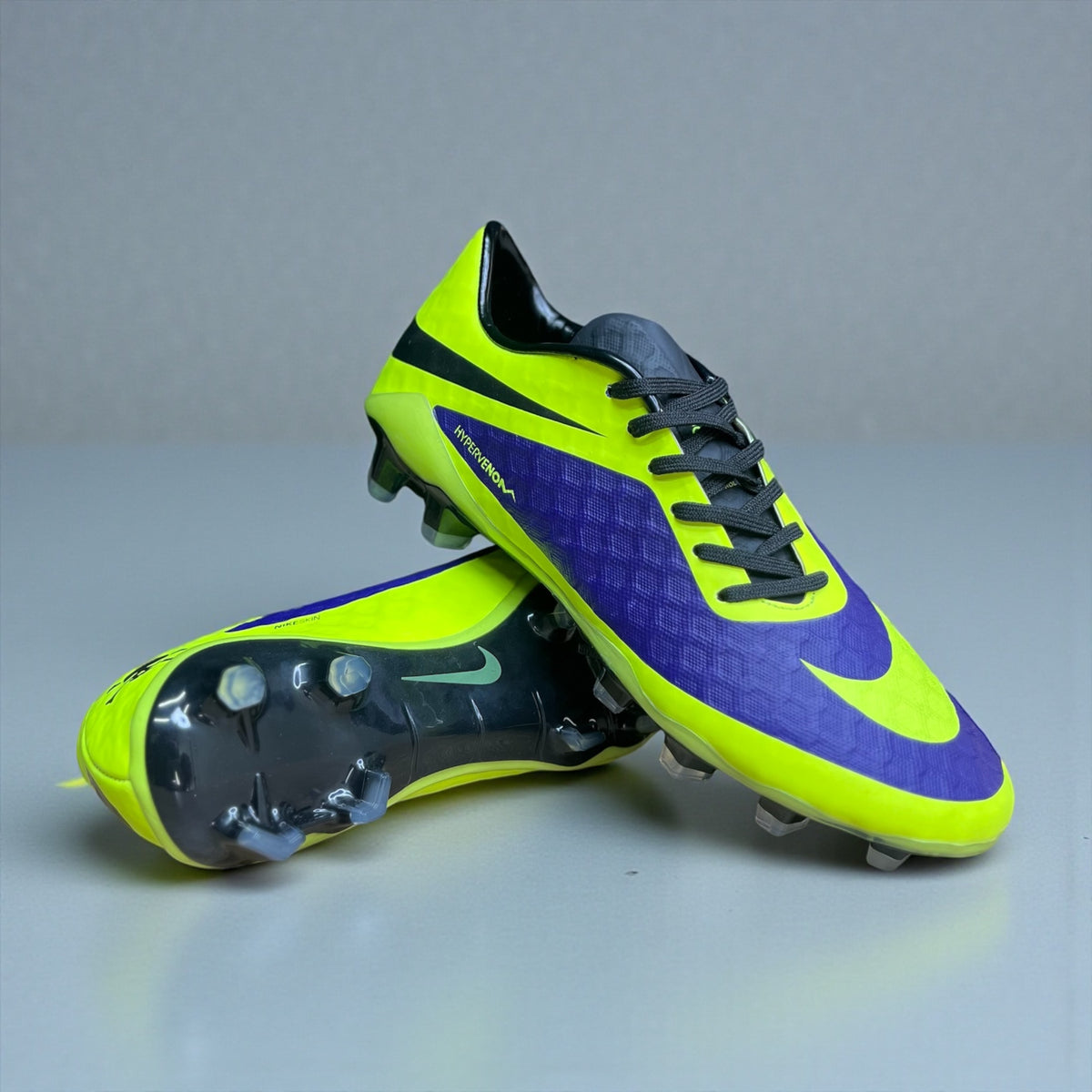 GUAYOS NIKE HYPERVENOM PHANTOM FG -  MORADO-VOLTAJE