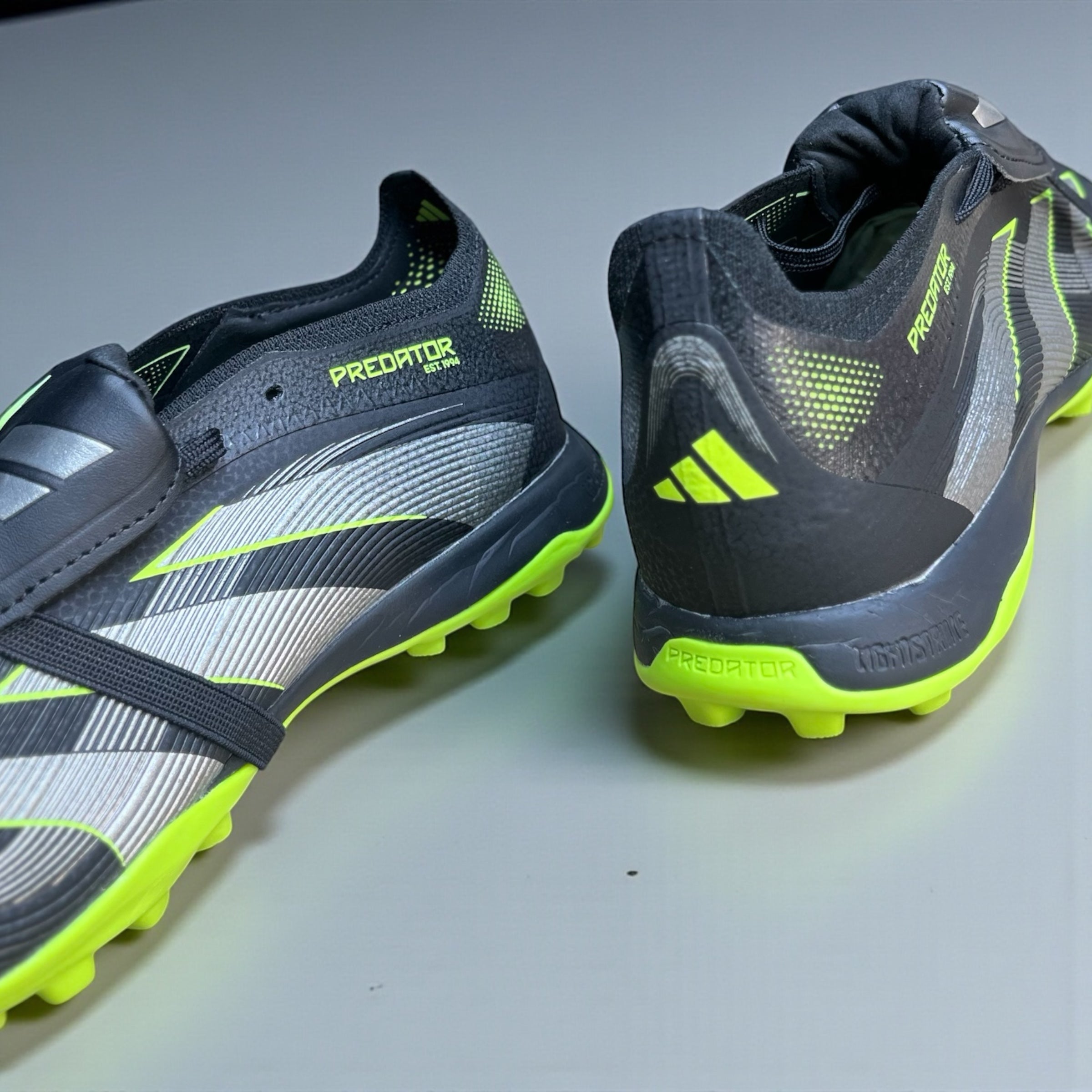 TORRETÍN PREDATOR LENGÜETA NEGRO VERDE/GRIS FÚTBOL SALA
