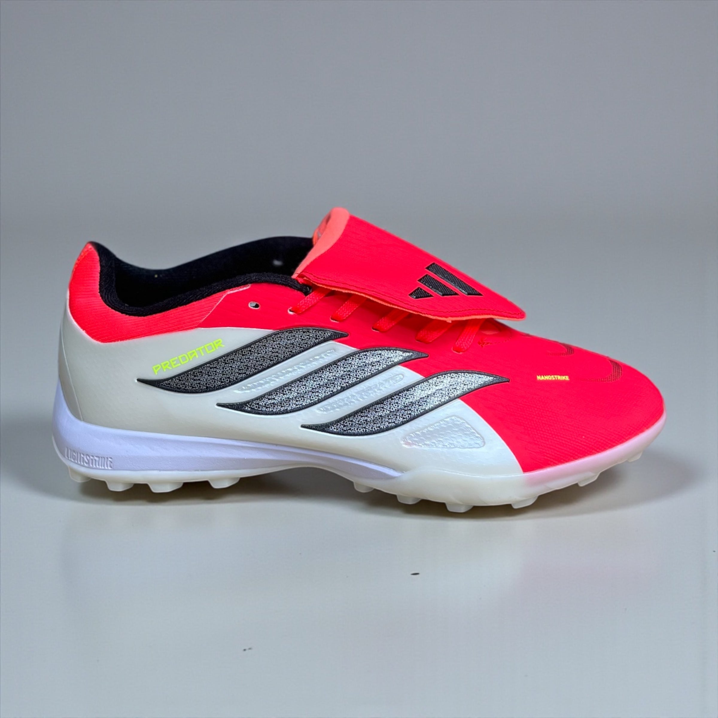GUAYOS DE FÚTBOL PREDATOR LEAGUE CON LENGÜETA PLEGABLE PARA PASTO SINTÉTICO