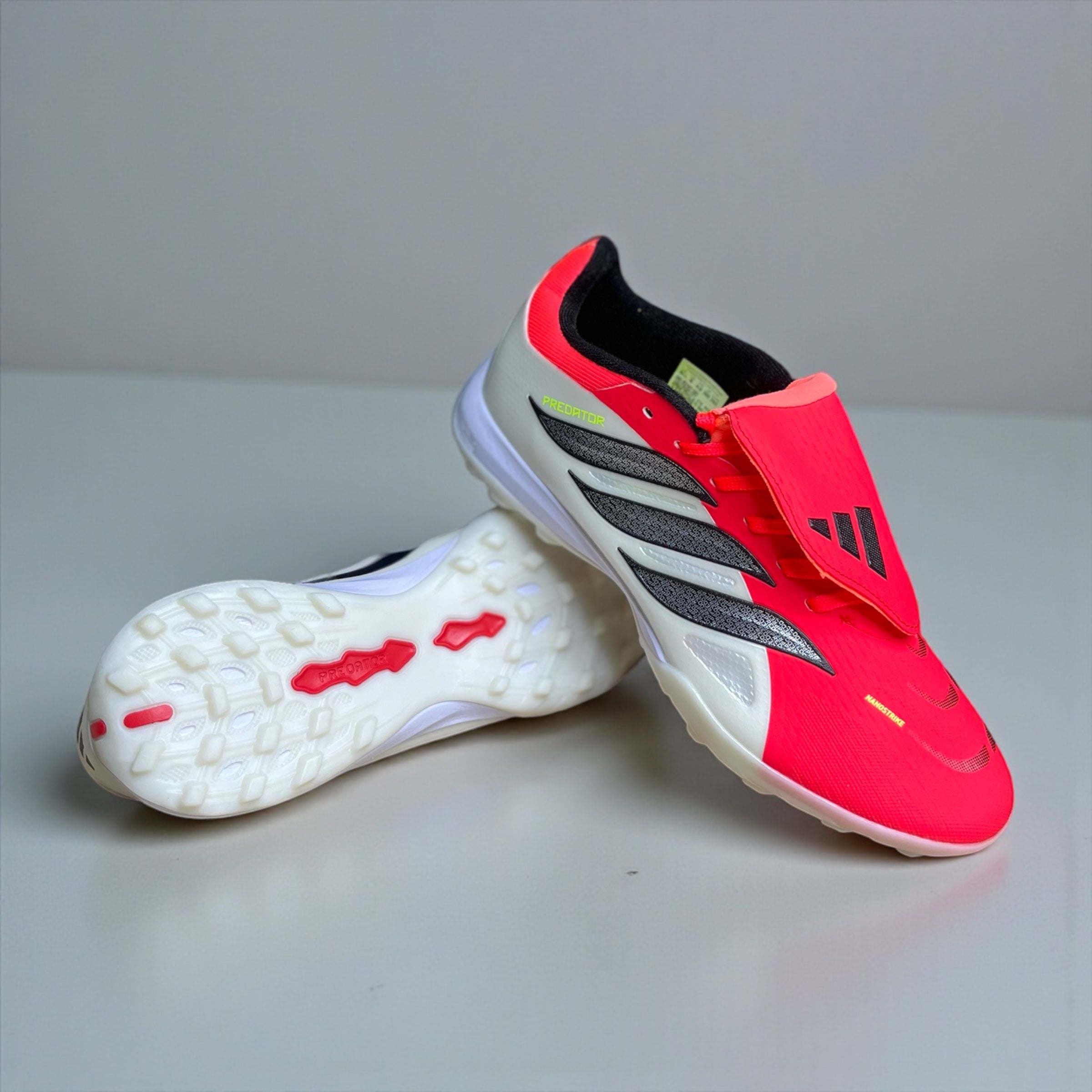 GUAYOS DE FÚTBOL PREDATOR LEAGUE CON LENGÜETA PLEGABLE PARA PASTO SINTÉTICO