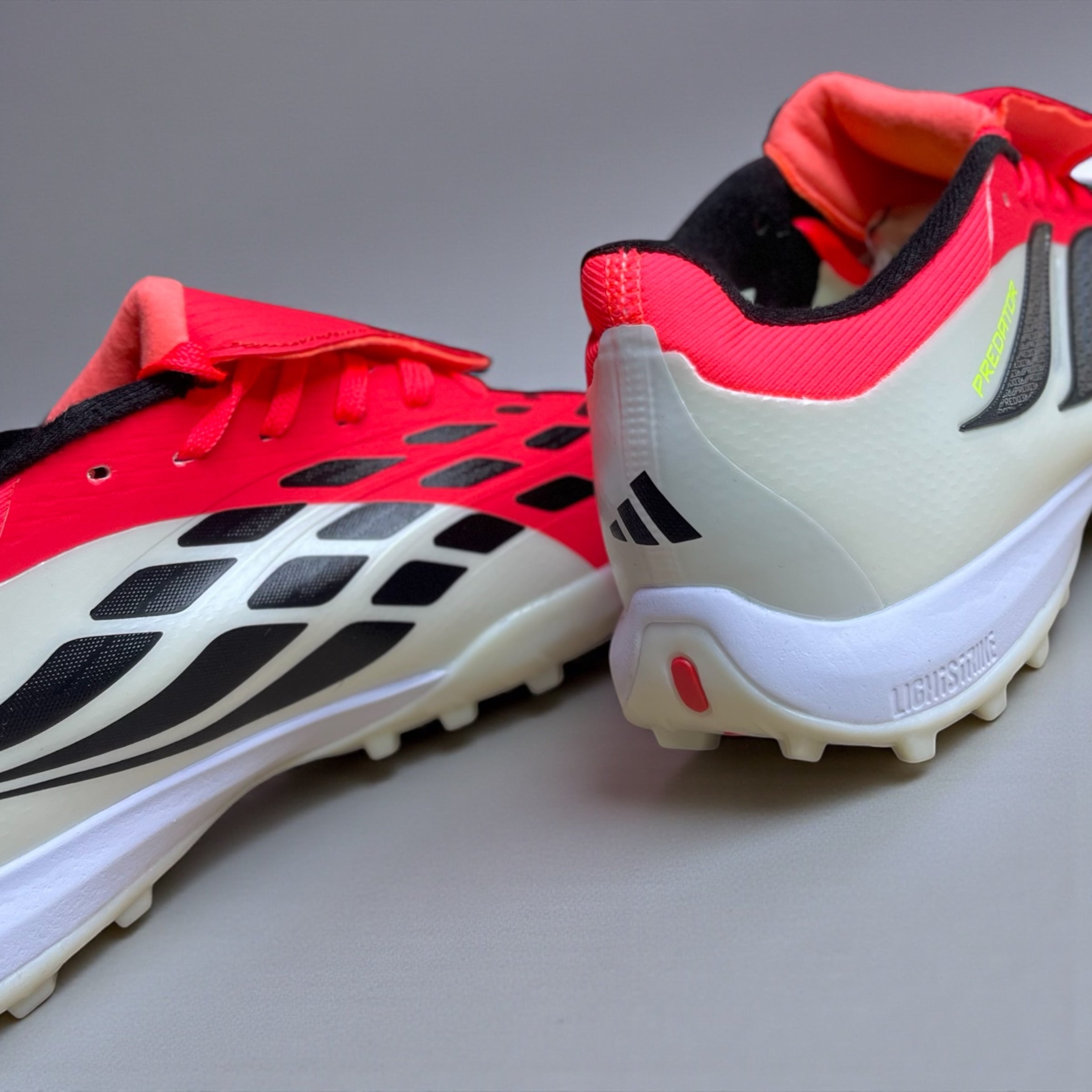 GUAYOS DE FÚTBOL PREDATOR LEAGUE CON LENGÜETA PLEGABLE PARA PASTO SINTÉTICO