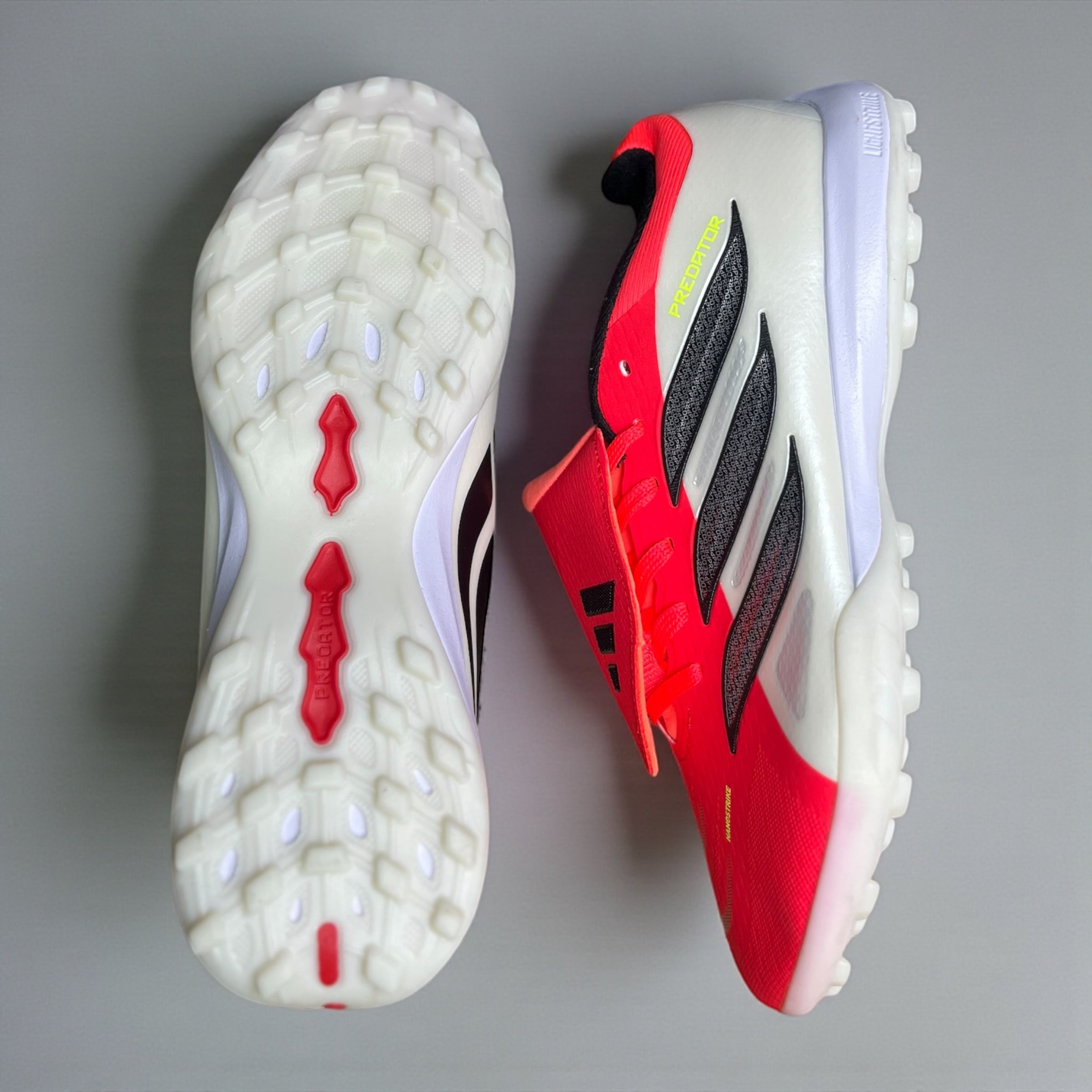GUAYOS DE FÚTBOL PREDATOR LEAGUE CON LENGÜETA PLEGABLE PARA PASTO SINTÉTICO
