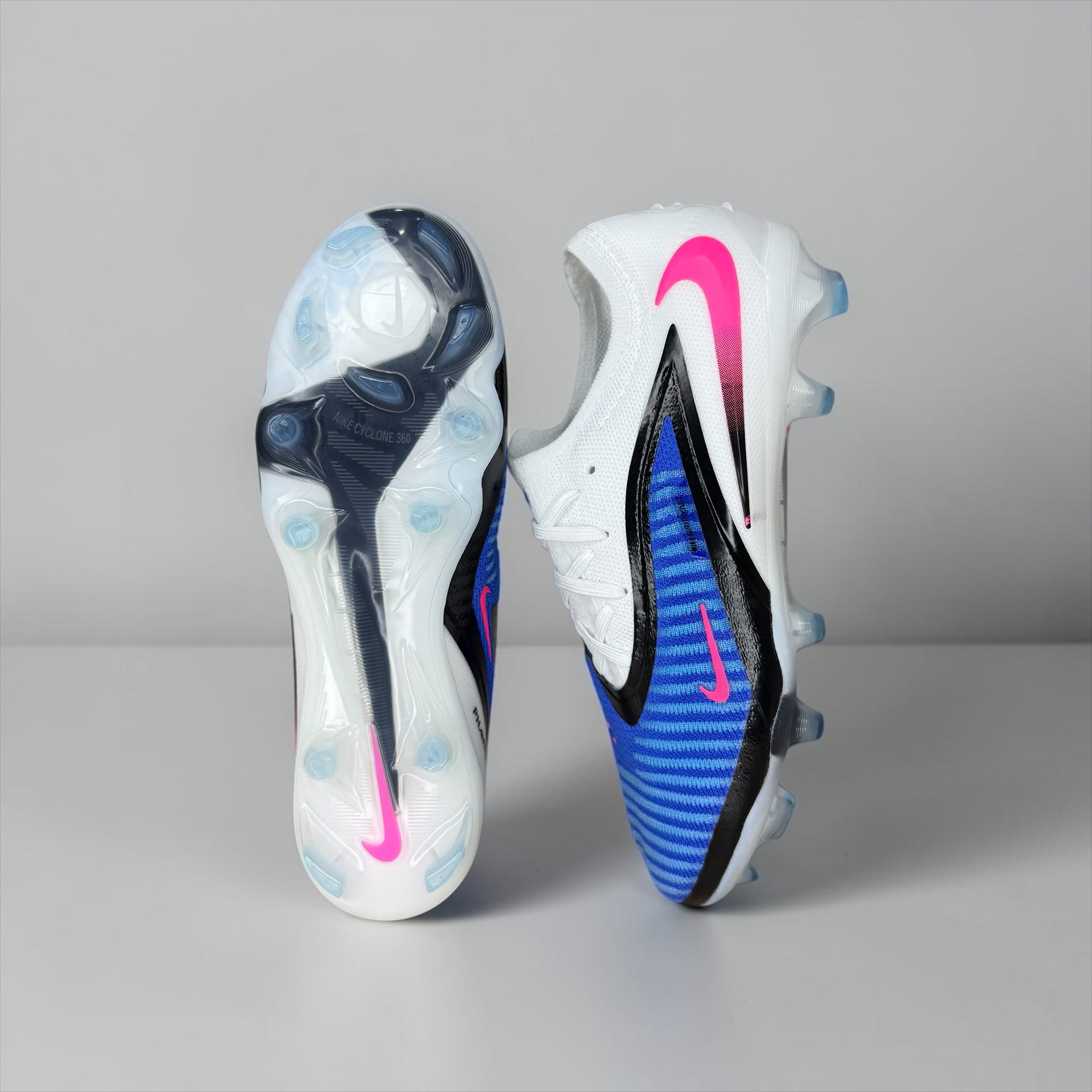 GUAYOS DE FÚTBOL NIKE PHANTOM AZUL, BLANCO Y ROSA