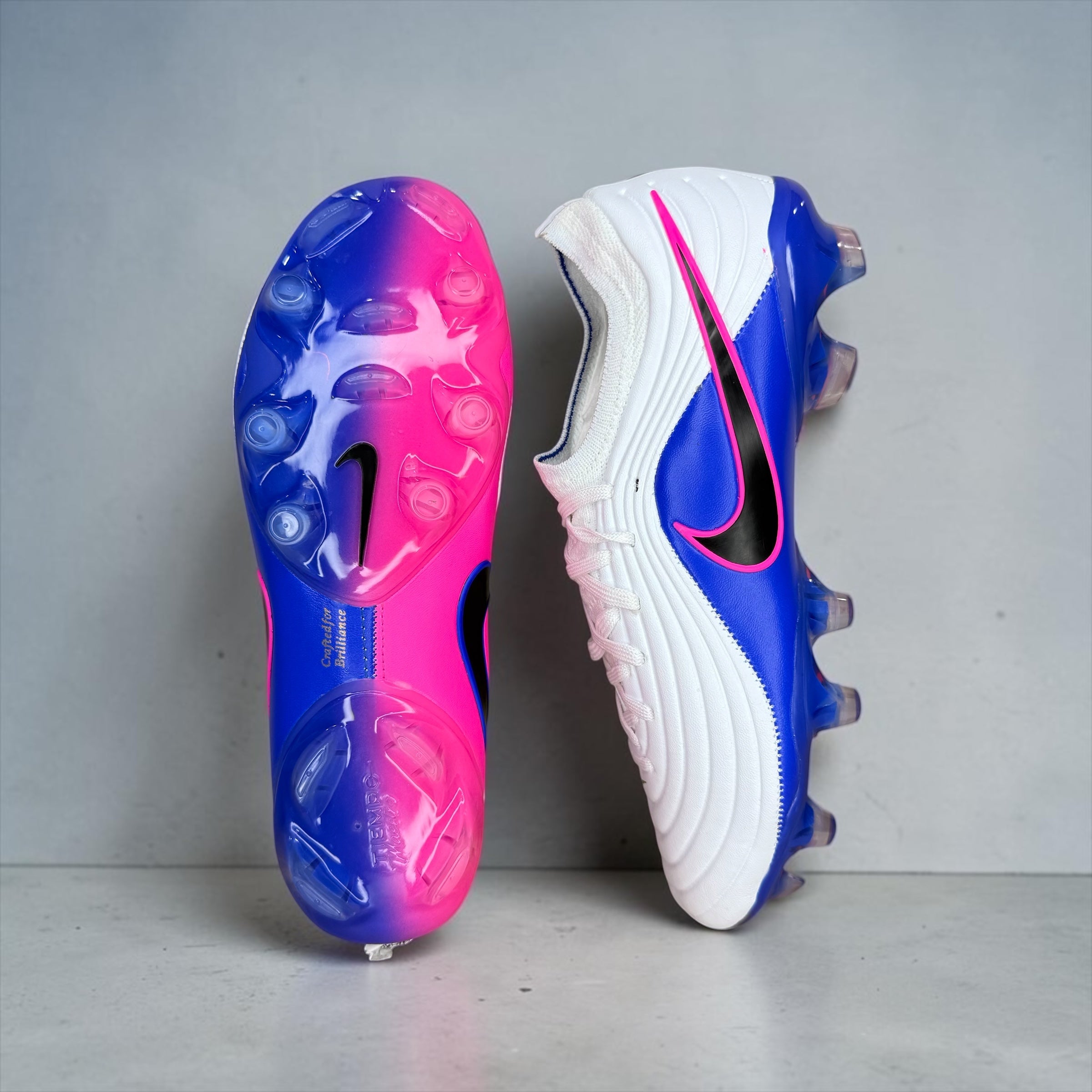 GUAYOS DE FÚTBOL NIKE TIEMPO BLANCOS, AZULES Y ROSA