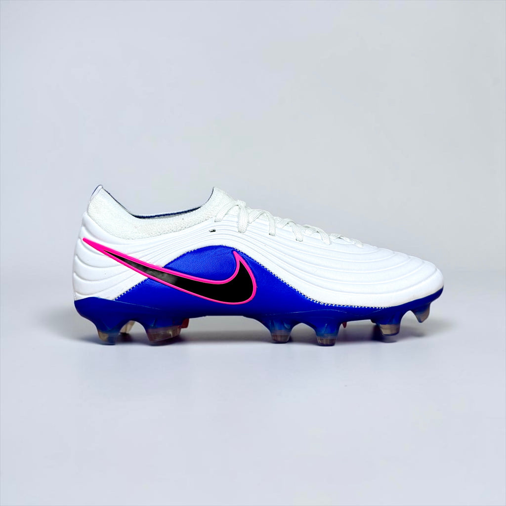 GUAYOS DE FÚTBOL NIKE TIEMPO BLANCOS, AZULES Y ROSA