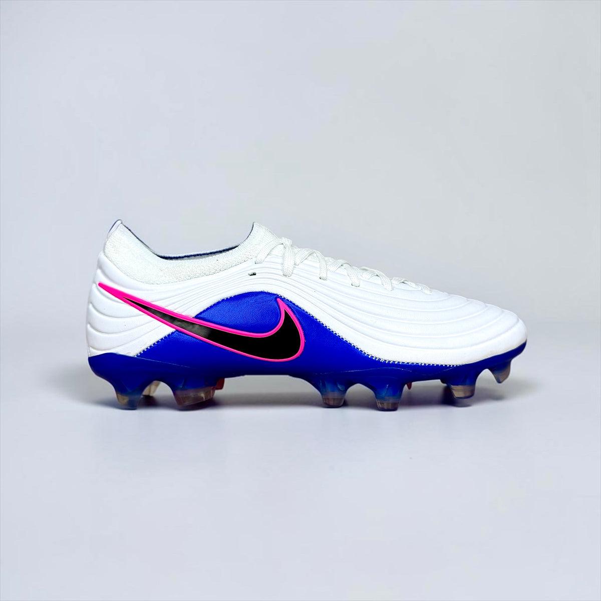 GUAYOS DE FÚTBOL NIKE TIEMPO BLANCOS, AZULES Y ROSA